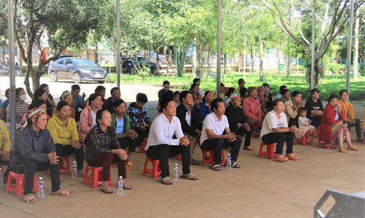 Nhiều học viên ở xã Đắk Ha tham dự lễ khai giảng lớp xóa mù chữ. Ảnh: Quang Vũ
