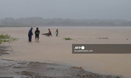 Nước sông Pinacanuan ở thành phố Ilagan, tỉnh Isabela, dâng cao ngày 23.8.2022 do mưa lớn từ bão Ma-on. Ảnh: AFP