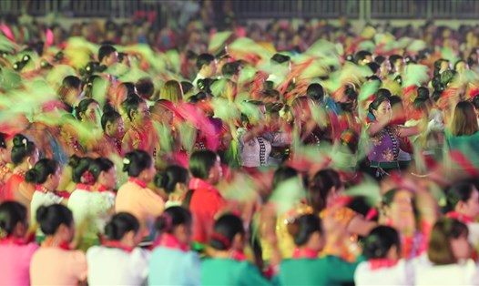 Hơn 5.000 người trình diễn nghệ thuật Xòe Thái tại lễ hội Mường Lò năm 2019. Ảnh: Sơn Tùng