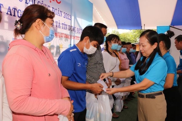 Phó Chủ tịch LĐLĐ tỉnh Bình Dương Ong Thụy Hoàng Mai trao hỗ trợ cho công nhân lao động khó khăn. Ảnh: Đ.Trọng