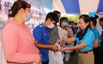 Phó Chủ tịch LĐLĐ tỉnh Bình Dương Ong Thụy Hoàng Mai trao hỗ trợ cho công nhân lao động khó khăn. Ảnh: Đ.Trọng