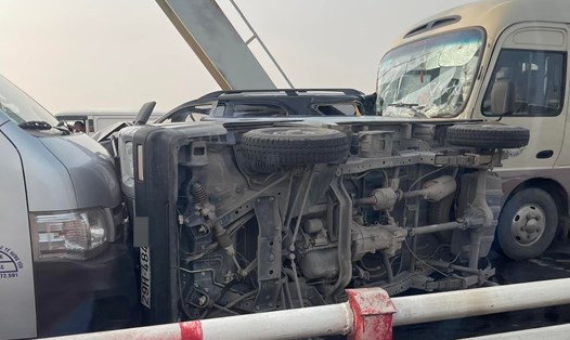 Tai nạn giao thông trên cầu Chương Dương khiến 1 xe bị lật. Ảnh: Tiêu Minh