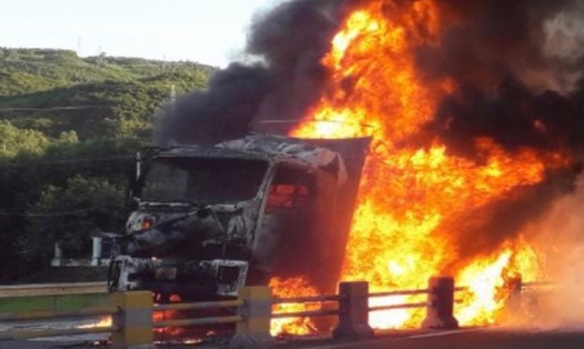 Phú Yên: Ô tô tải bốc cháy dữ dội khi vừa qua trạm B.O.T.