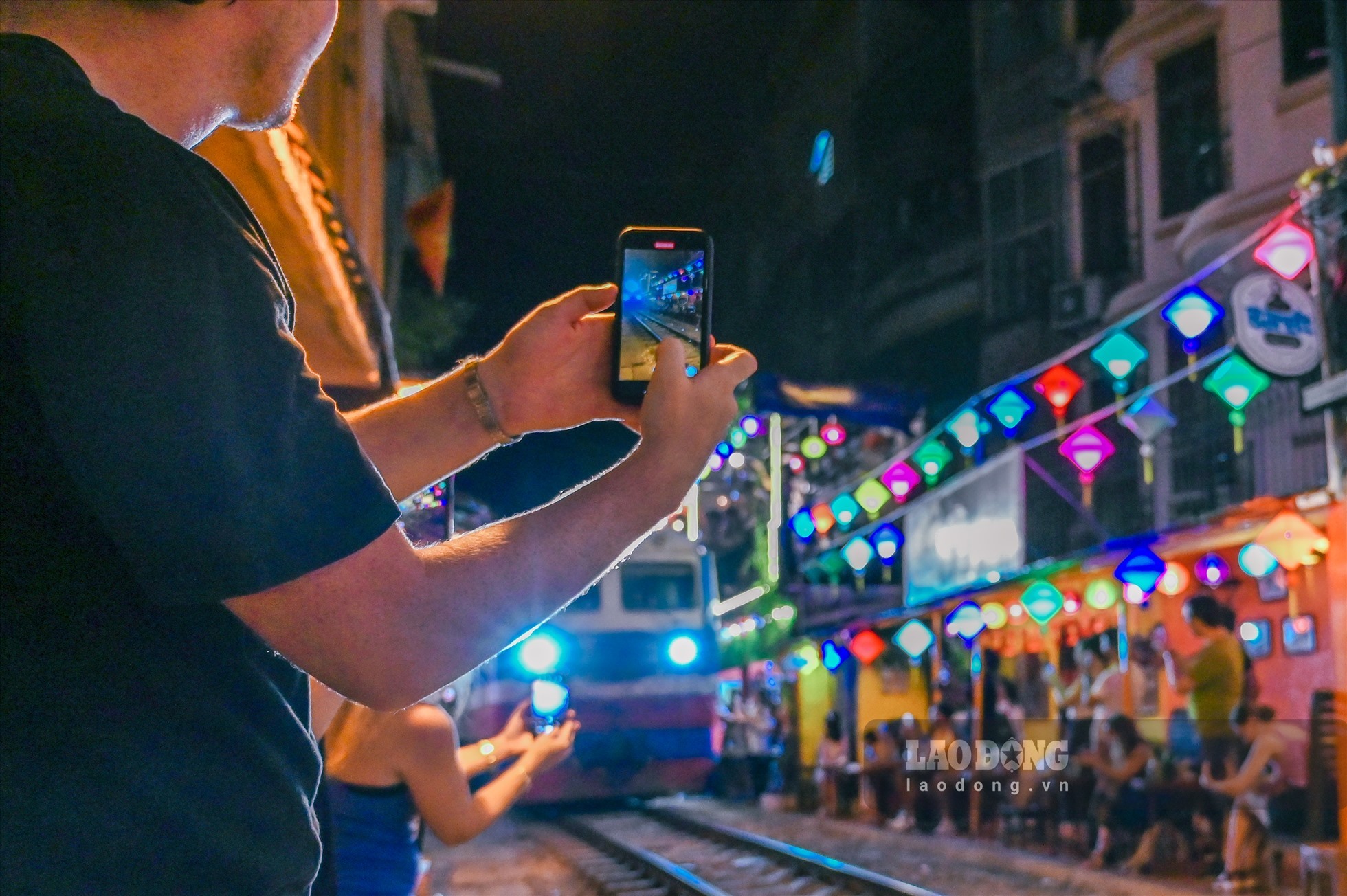 Khách du lịch thích thú check-in tại phố đường tàu (Hà Nội) mỗi khi có tàu chạy qua.