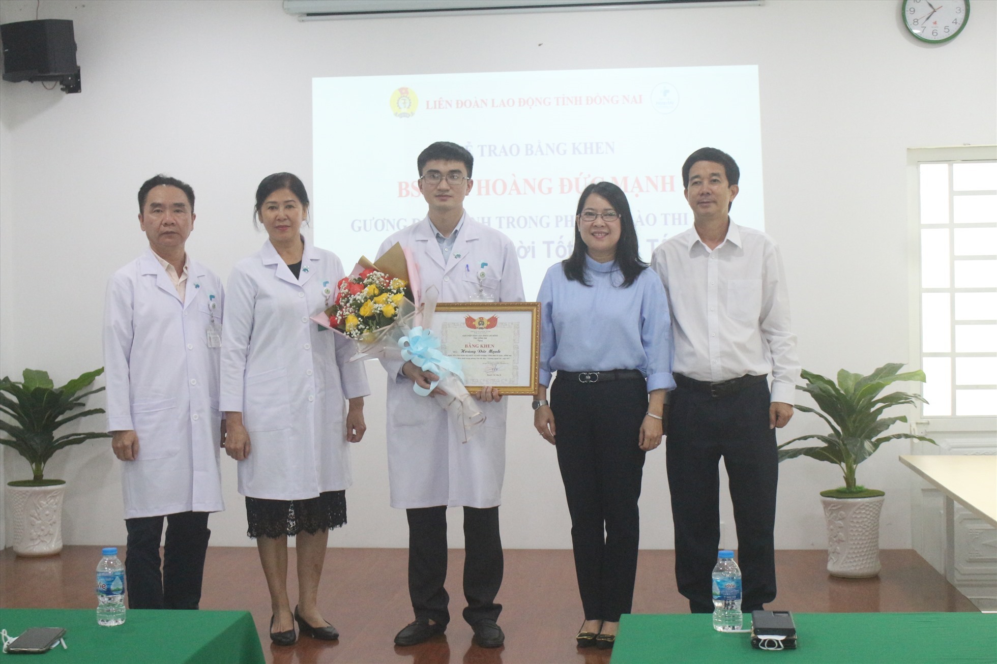 Bà Nguyễn Thị Như Ý - Chủ tịch LĐLĐ tỉnh Đồng Nai trao bằng khen “Gương người tốt, việc tốt” cho bác sĩ Mạnh. Ảnh: Nguyễn Hoà