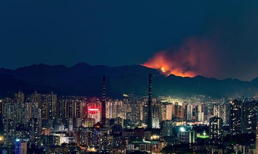 Khói và lửa bốc lên trong đám cháy rừng ở Trùng Khánh, Trung Quốc ngày 21.8. Ảnh chụp màn hình