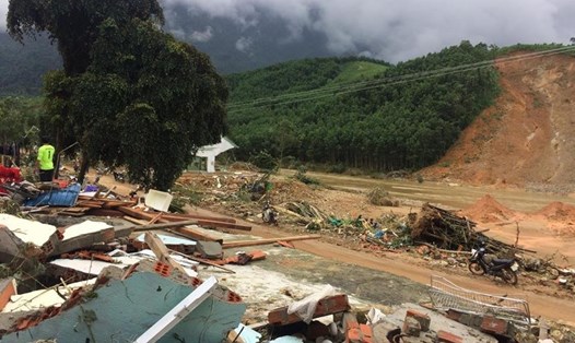 Động đất, nứt núi, hệ lụy là gây sạt lở, trôi nhà dân ở huyện Trà My, Quảng Nam (năm 2017). Ảnh: Thanh Hải