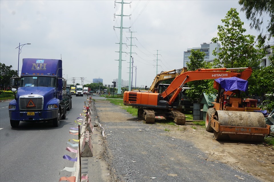 Dự án mở rộng đường Đồng Văn Cống (TP.Thủ Đức, TPHCM) có hiện tượng thi công cầm chừng. Ảnh: Minh Quân