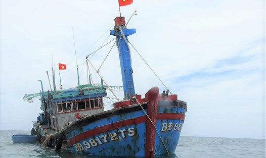 15 ngư dân trên tàu cá BĐ-98172 đã được ứng cứu an toàn. Ảnh: HĐ129