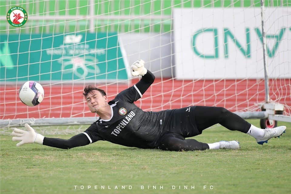 Thủ môn Văn Lâm tiếp tục lỡ hẹn ra mắt câu lạc bộ Bình Định