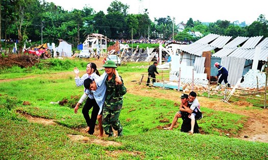 Diễn tập ứng phó động đất tại vùng tâm chấn động đất Bắc Trà My, Quảng Nam tháng 8.2013. Ảnh: TL