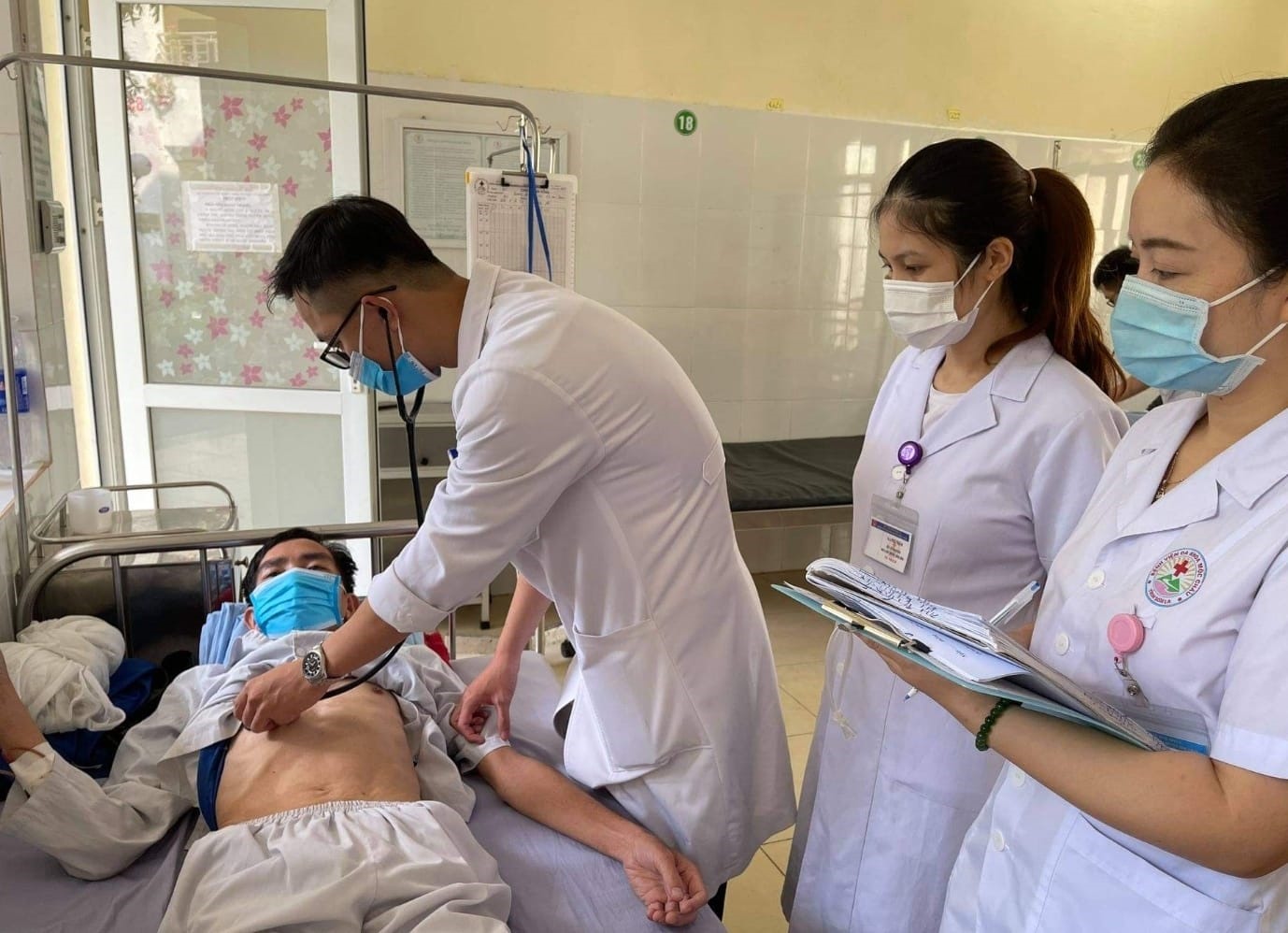 Bác sĩ điều trị cho người bệnh bị ong đốt. Ảnh: BVCC