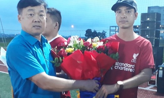 Ông Ngô Đức Thắng, Chủ tịch Công đoàn các Khu công nghiệp tỉnh Bắc Giang tặng hoa và cờ lưu niệm cho các đội tham gia giải.