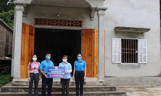 Lãnh đạo Công đoàn các khu công nghiệp tỉnh Tuyên Quang trao hỗ trợ Mái ấm Công đoàn cho đoàn viên. Ảnh: CĐKCNTQ