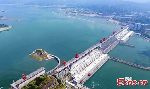 Đập Tam Hiệp tăng lượng nước xả lên 500 triệu mét khối vào trung lưu và hạ lưu sông Dương Tử vào ngày 16.8.2022. Ảnh: ECNS