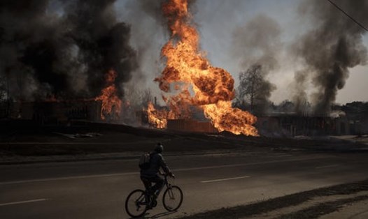 Ngọn lửa sau cuộc tấn công của Nga ở Kharkiv, Ukraina, ngày 25.3. Ảnh: Felipe Dana