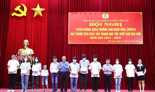 Lãnh đạo Huyện ủy Tiền Hải, LĐLĐ huyện trao quà động viên các cháu học sinh tại hội nghị. Ảnh: B.M