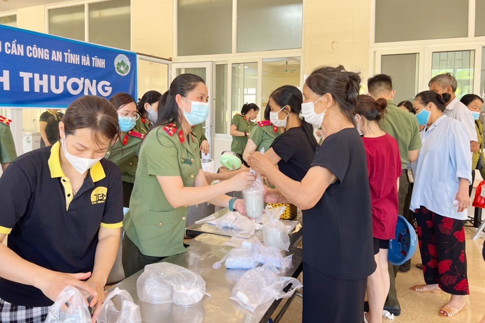 Đoàn Thanh niên và Chi hội Phụ nữ Phòng Hậu cần Công an tỉnh Hà Tĩnh tổ chức phát cháo miễn phí cho bệnh nhân nghèo đang điều trị tại Bệnh viện Đa khoa tỉnh Hà Tĩnh. Ảnh: CA.