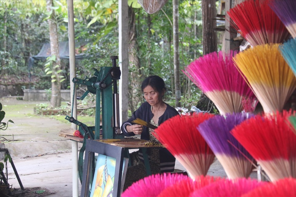 Mệ Tuyết bên bàn làm hương trầm thủ công.