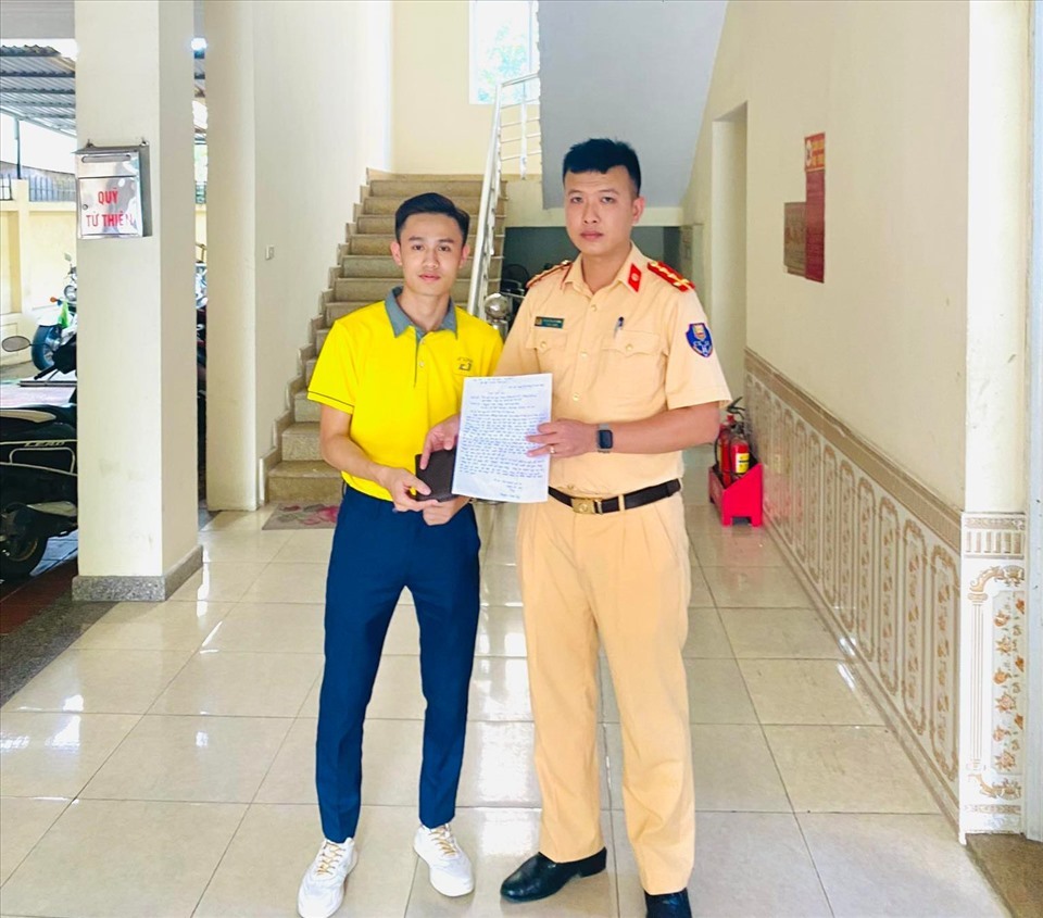 Đại uý Nguyễn Hải Anh trả lại ví và 26 triệu đồng tiền mặt cho anh Nguyễn Xuân Trường.