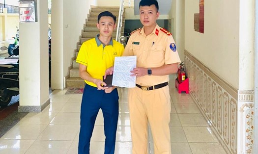 Đại uý Nguyễn Hải Anh trả lại ví và 26 triệu đồng tiền mặt cho anh Nguyễn Xuân Trường.