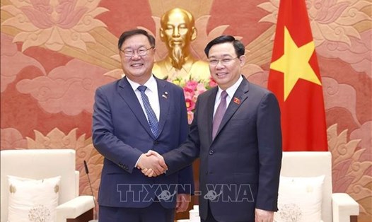 Chủ tịch Quốc hội Vương Đình Huệ tiếp Chủ tịch Nhóm nghị sĩ hữu nghị Hàn Quốc - Việt Nam Kim Tae-nyeon. Ảnh: TTXVN