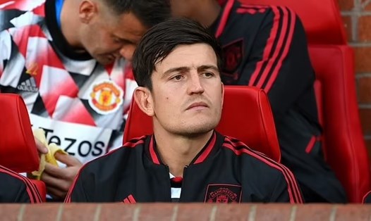 Maguire ngồi dự bị chứng kiến Man United hạ Liverpool. Ảnh: AFP