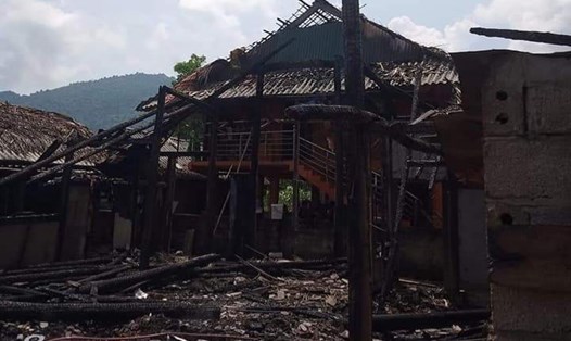 Hiện trường nơi xảy ra đám cháy khiến 3 ngôi nhà tại huyện Yên Bình bị cháy rụi. Ảnh: CTV