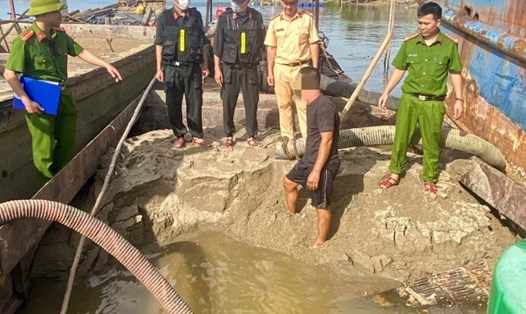 Lực lượng công an phát hiện các đối tượng khai thác cát trái phép từ lòng sông. Ảnh: CAQB