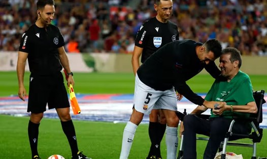Trận giao hữu Barcelona và Man City để vinh danh cựu thủ môn và huấn luyện viên Juan Carlos Unzue, đồng thời nhằm mục đích gây quỹ nghiên cứu căn bệnh teo cơ thần kinh kéo dài. Ảnh: FCB