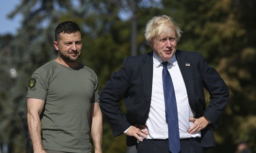Tổng thống Ukraina Volodymyr Zelensky (trái) và Thủ tướng Anh Boris Johnson tại Kiev, ngày 24.8.2022. Ảnh: AP