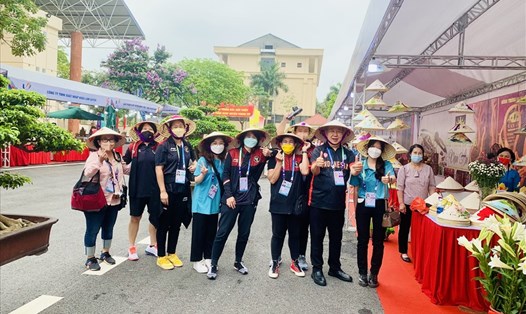 Đoàn VĐV tham gia SEA Games 31 tham quan các gian hàng trưng bày sản phẩm tại huyện Thanh Trì