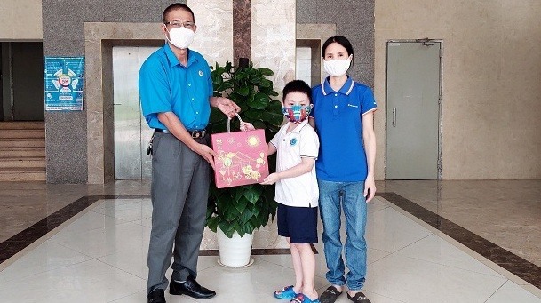 Liên đoàn Lao động quận Nam Từ Liêm trao quà Tết Trung thu năm 2021 (ảnh minh hoạ). Ảnh: CĐQ