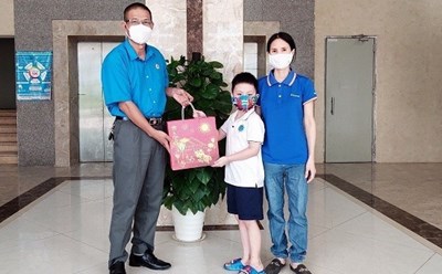 Liên đoàn Lao động quận Nam Từ Liêm trao quà Tết Trung thu năm 2021 (ảnh minh hoạ). Ảnh: CĐQ