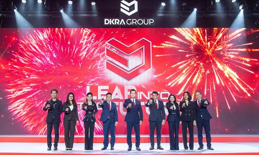 Ban lãnh đạo DKRA Group và các công ty thành viên chúc mừng DKRA Group công bố chiến lược thương hiệu mới
