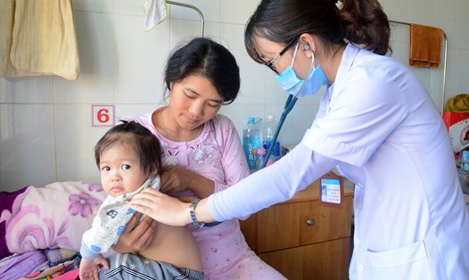 Các cán bộ y tế ở tỉnh Đắk Nông đang khám chữa bệnh cho người dân. Ảnh: Phan Tuấn