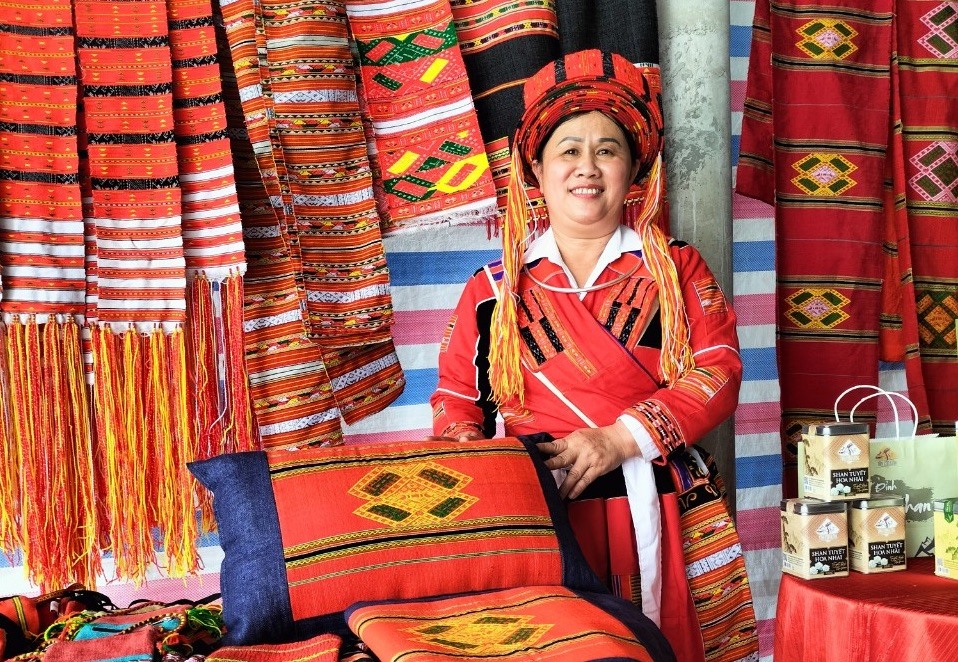 Nghệ nhân Ván Thị Chi - Giám đốc Hợp tác xã Dệt thổ cẩm Pà Thẻn Ván Chi. Ảnh: Kim Anh