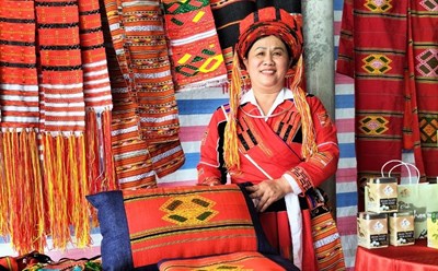 Nghệ nhân Ván Thị Chi - Giám đốc Hợp tác xã Dệt thổ cẩm Pà Thẻn Ván Chi. Ảnh: Kim Anh