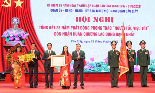 Phó Bí thư Thành ủy Nguyễn Văn Phong trao Huân chương Lao động hạng Nhất cho quận Cầu Giấy. Ảnh: Vĩnh Hoàng