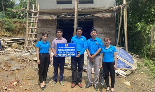 LĐLĐ huyện Na Hang trao kinh phí hỗ trợ xây nhà cho đoàn viên khó khăn. Ảnh: LĐLĐ TQ