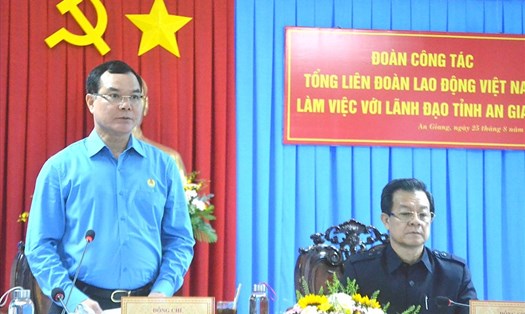 Chủ tịch Tổng LĐLĐVN Nguyễn Đình Khang phát biểu tại buổi làm việc. Ảnh: Lục Tùng