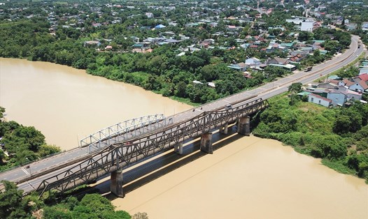 Cầu Sêrêpốk bắc qua dòng sông chảy ngược nối đôi bờ Đắk Lắk và Đắk Nông, có kiến trúc như một cây cầu Long Biên thu nhỏ trên vùng đất Tây Nguyên.