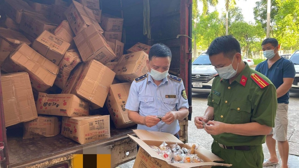 Lào Cai: Thu giữ hàng tấn bánh dẻo không rõ nguồn gốc