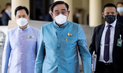 Ông Prayut Chan-o-cha (giữa) rời phiên họp nội các ở Bangkok ngày 23.8.2022. Ảnh: AFP