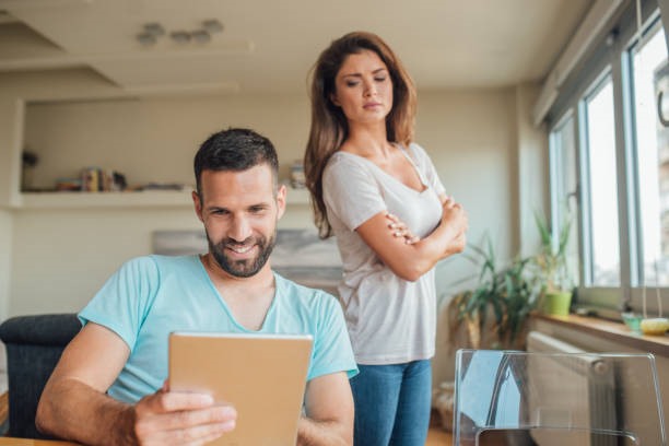 3 lý do khiến đàn ông ngoại tình dễ bị phát hiện hơn phụ nữ