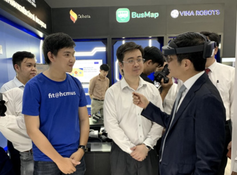 Sinh viên Trường Đại học Khoa học Tự Nhiên giới thiệu các sản phẩm nghiên cứu và ứng dụng trí tuệ nhân tạo tại AI Center. Ảnh: NT