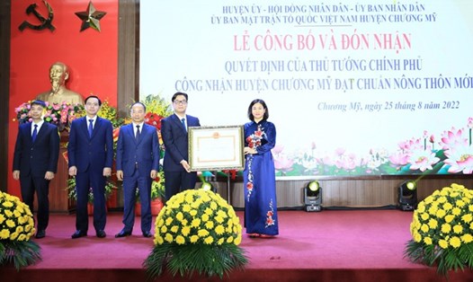 Phó Bí thư Thường trực Thành ủy Nguyễn Thị Tuyến trao Quyết định của Thủ tướng Chính phủ công nhận huyện Chương Mỹ đạt chuẩn nông thôn mới năm 2020