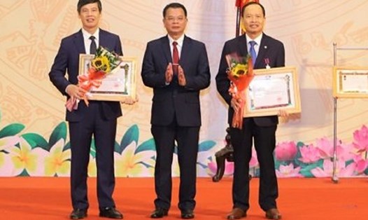 Ông Trịnh Văn Chiến (bên phải) và ông Nguyễn Đình Xứng, nguyên lãnh đạo tỉnh Thanh Hóa, nhận Huân chương Lao động hạng II của Chủ tịch nước CHDCND Lào. Ảnh: TT