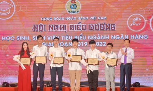 Lãnh đạo Công đoàn Ngân hàng Việt Nam tặng bằng khen cho học sinh, sinh viên tiêu biểu là con đoàn viên ngành Ngân hàng. Ảnh: CĐNH