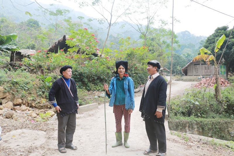 Già làng Lý Hồng Minh (ngoài cùng bên phải) tuyên truyền, vận động nhân dân xóm Sưng, xã Cao Sơn (Đà Bắc) chấp hành tốt chủ trương, chính sách của Đảng, Nhà nước.